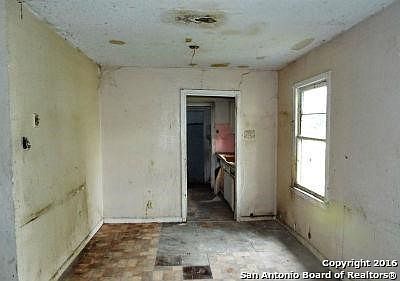 5th image of 414 Ellana Claire St