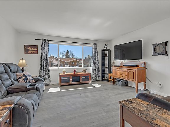 5th image of 239 Roy Ave