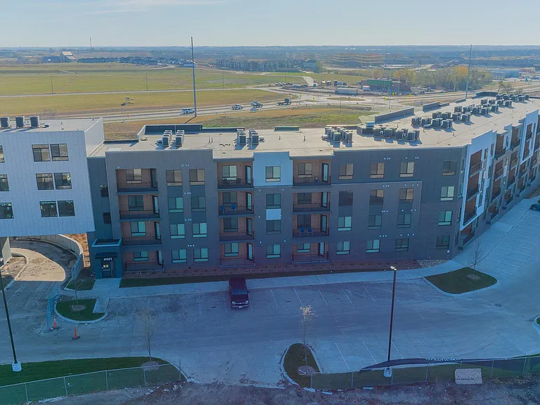 Chateau at Yankee Hill Apartments — Photo 18
