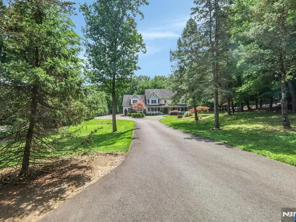 765 Colonial Rd, Franklin Lakes, NJ 07417