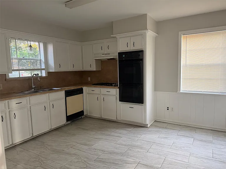 3815 Avenue R — Photo 9