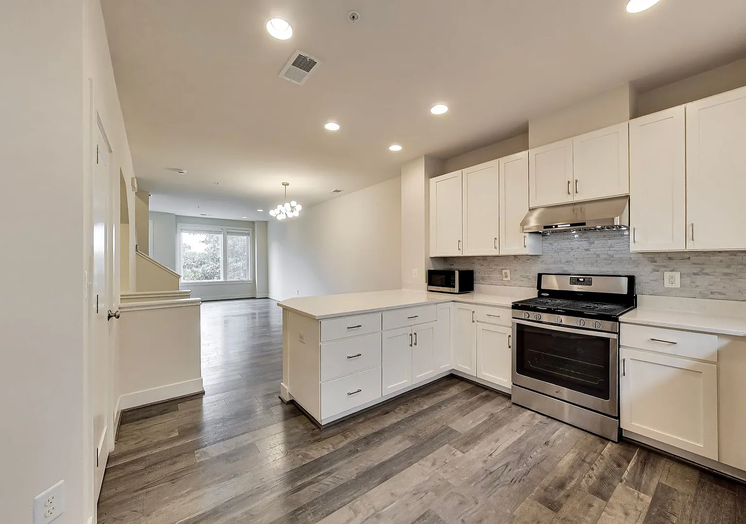 3 bed + 3.5 BA Beautiful "near new" TH w/ Roof Top Deck — Photo 3
