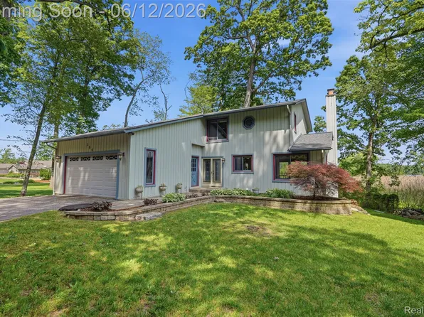 380 Sunset White, White Lake, MI 48383