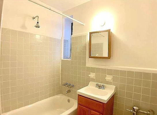 5th image of 180 E 17th St #2009