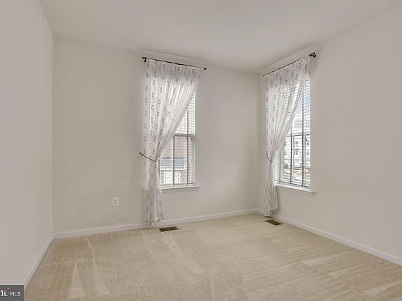 3rd image of 43881 Centergate Dr