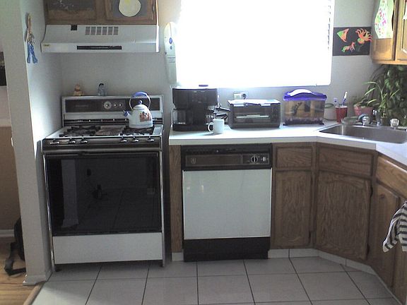 4th image of 528 Country Club Ln