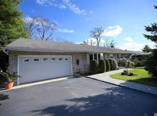 6 Manning Rd, Glen Cove, NY 11542