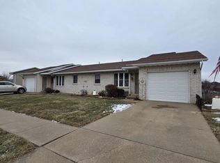 2182 Sunnyslope Dr, Dubuque, IA 52002