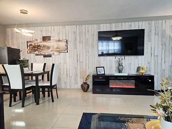 5th image of 417 Windsor R