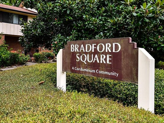 2nd image of 2558 Bradford Sq NE