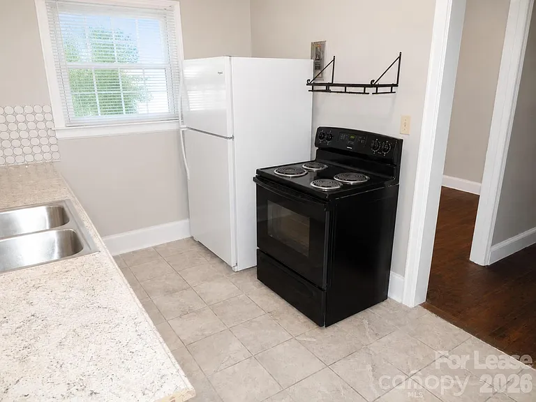 2733 Parkway Ave — Photo 4