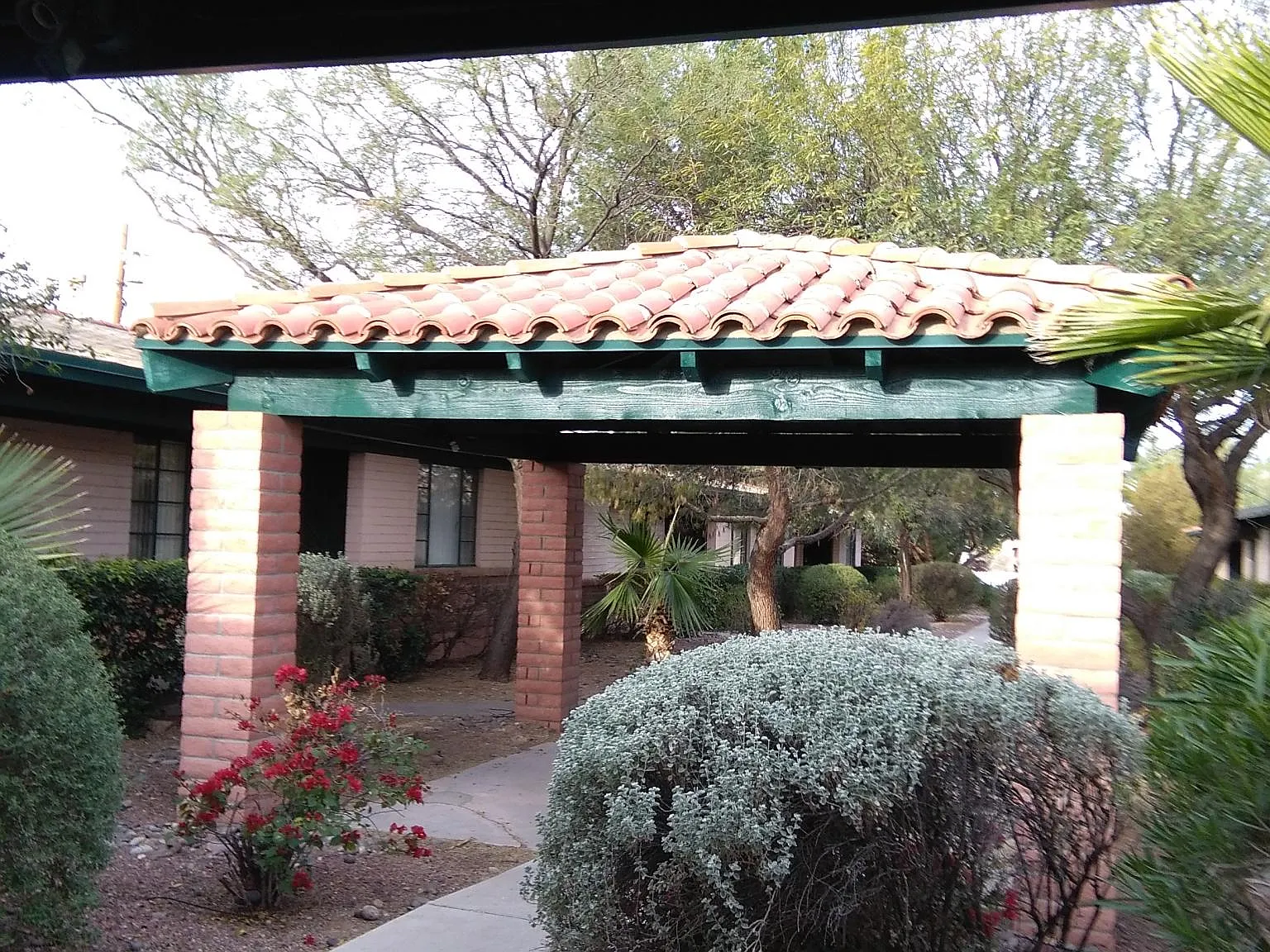 930 N 7th Ave — Photo 2
