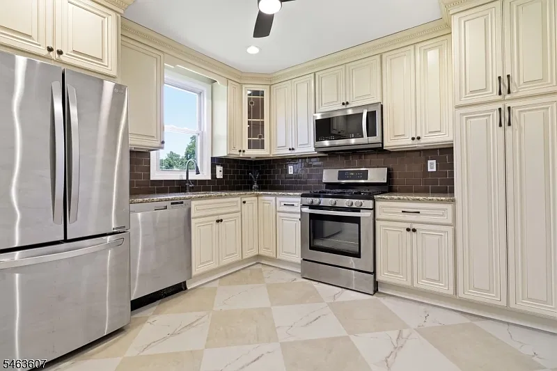 2 bed, 1.0 bath, $2,350 — Photo 4