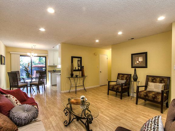 4th image of 46735 Crawford St #11