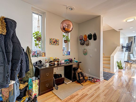 5th image of 1010 N Wood St #3F