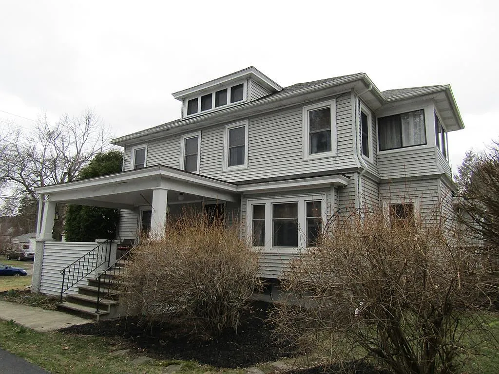 742 W Church St photo 1
