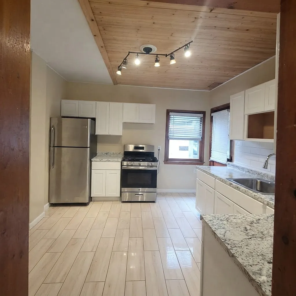 4 bed, 1.5 bath, 2500 sqft, $2,400 — Photo 4