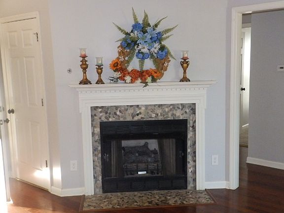 3rd image of 30 Glenhurst Dr