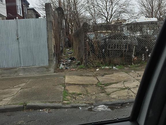2nd image of 1944 E Willard St