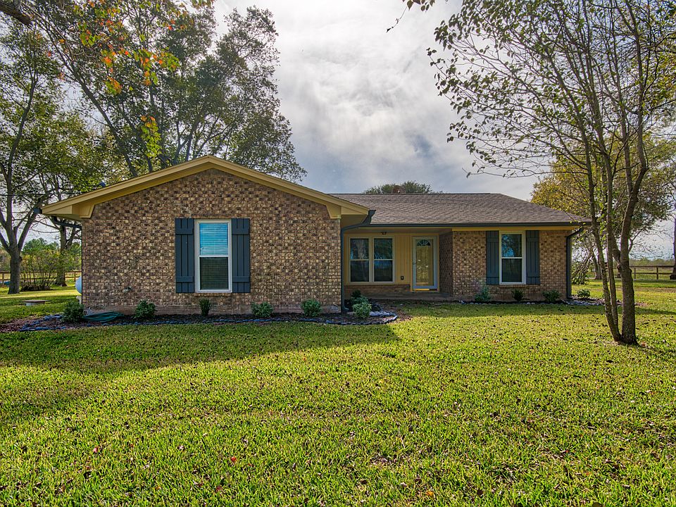 4 bedroom, 3 bath
3 Acres
