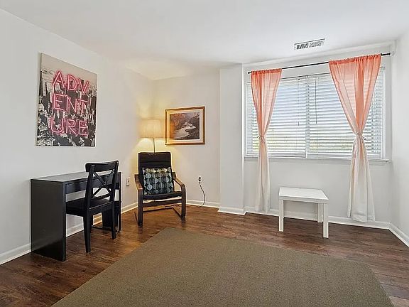 4th image of 2531 Emerald St