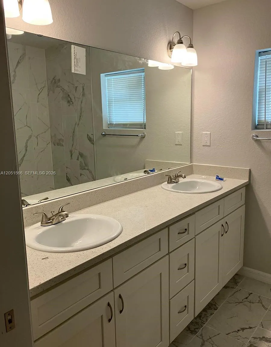 3 bed, 2.0 bath, 1132 sqft, $1,600 — Photo 4