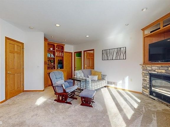 3rd image of 354 Dunbar Knls
