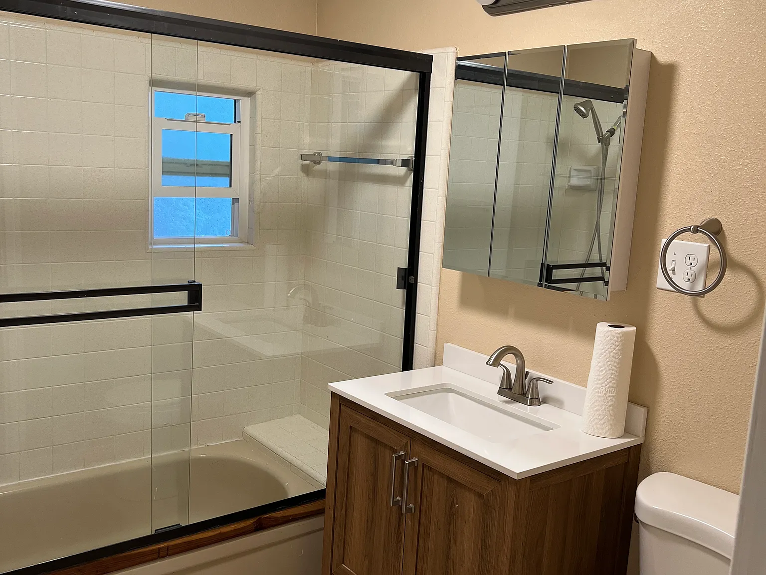 2 bed, 1000 sqft, $1,900 — Photo 3
