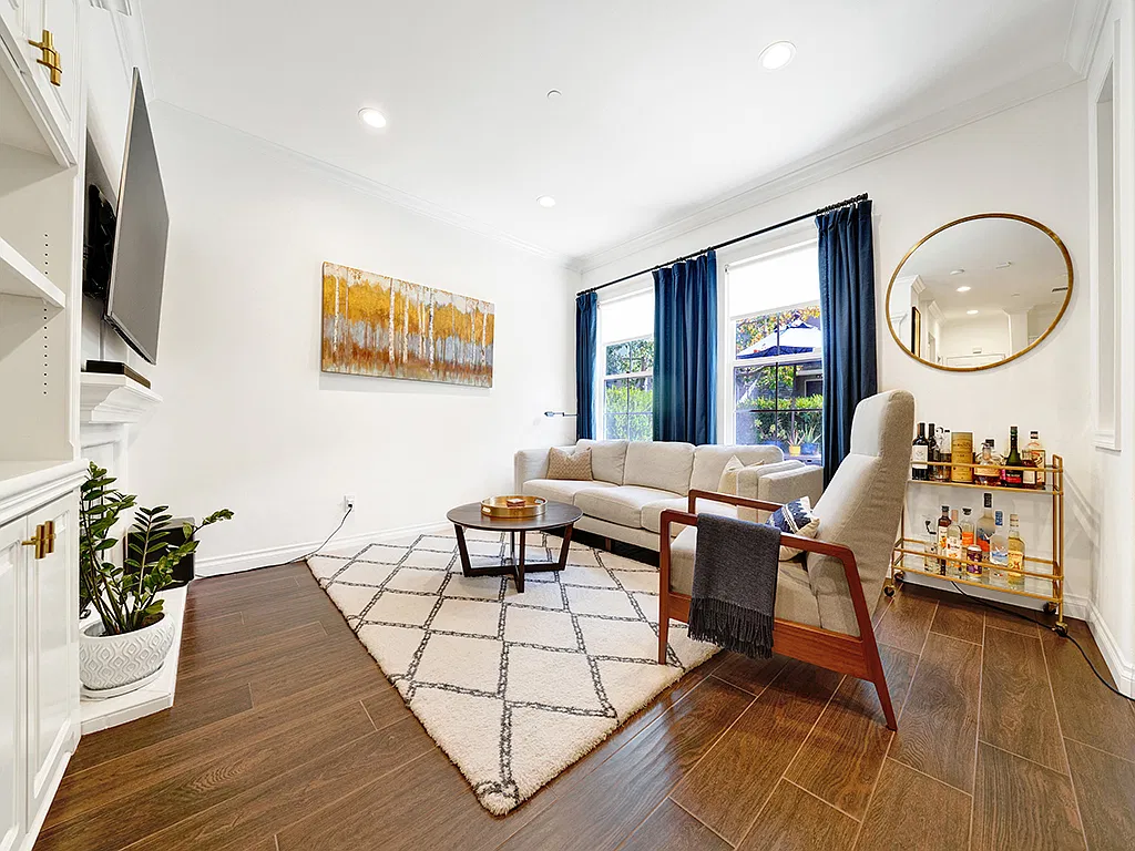 3 bed, 2.5 bath, 1477 sqft, $4,900 — Photo 2
