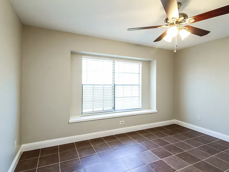131 London Ln — Photo 9