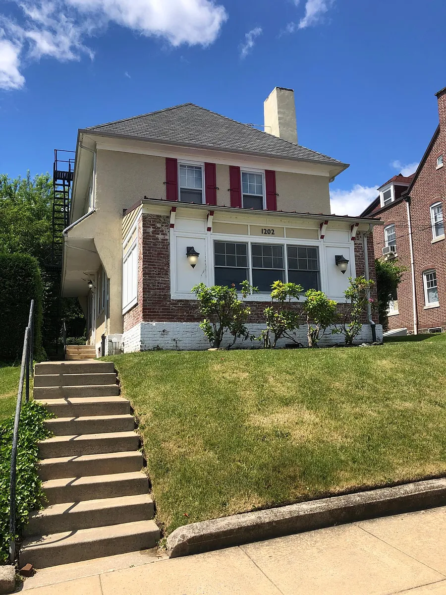 Building Photo - 1202 W 10th St #5