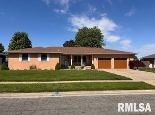 22 Jacobs Ln, Jacksonville, IL 62650