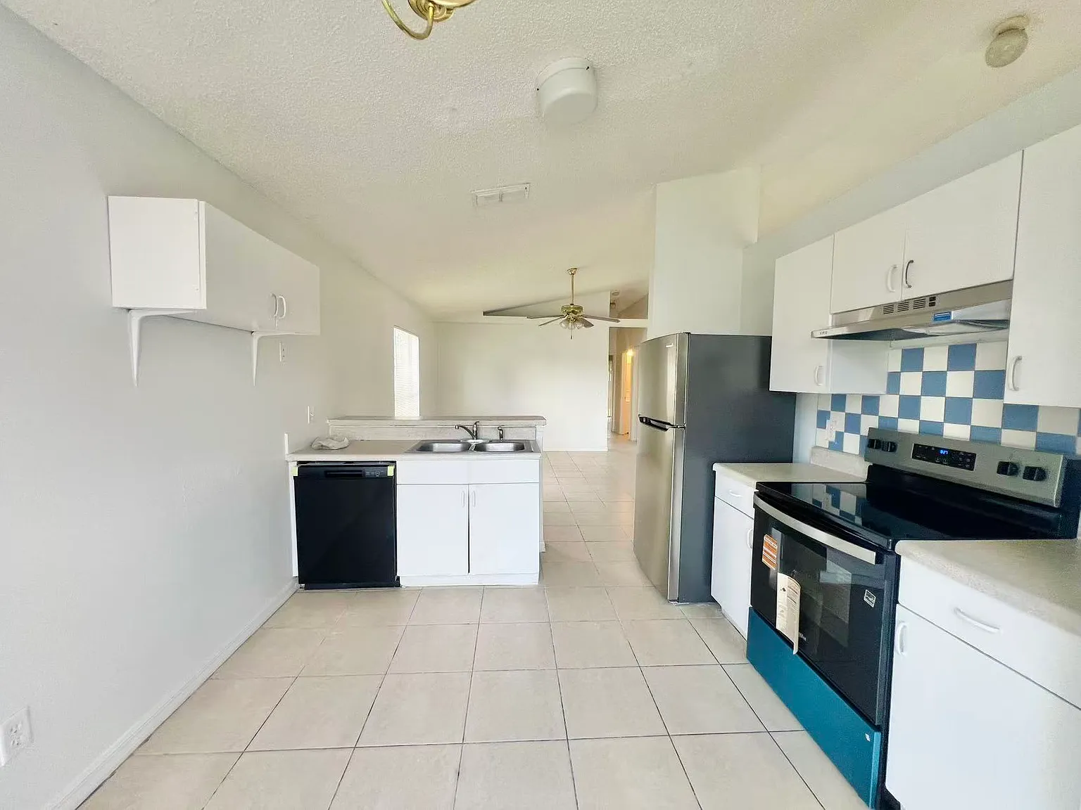 3 bed, 1097 sqft, $1,800 — Photo 2
