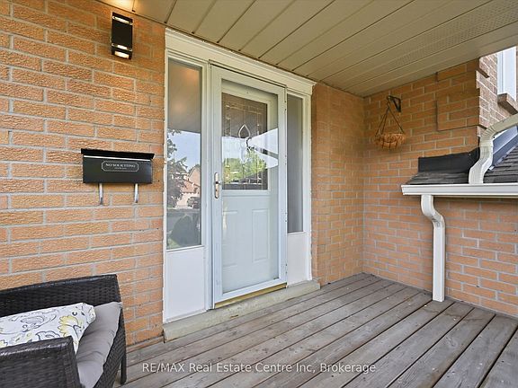 4th image of 580 Clover Park Cres