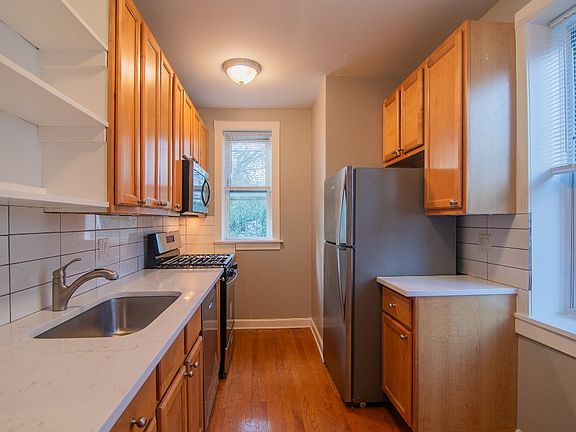 5th image of 7644 N Greenview Ave APT 3W