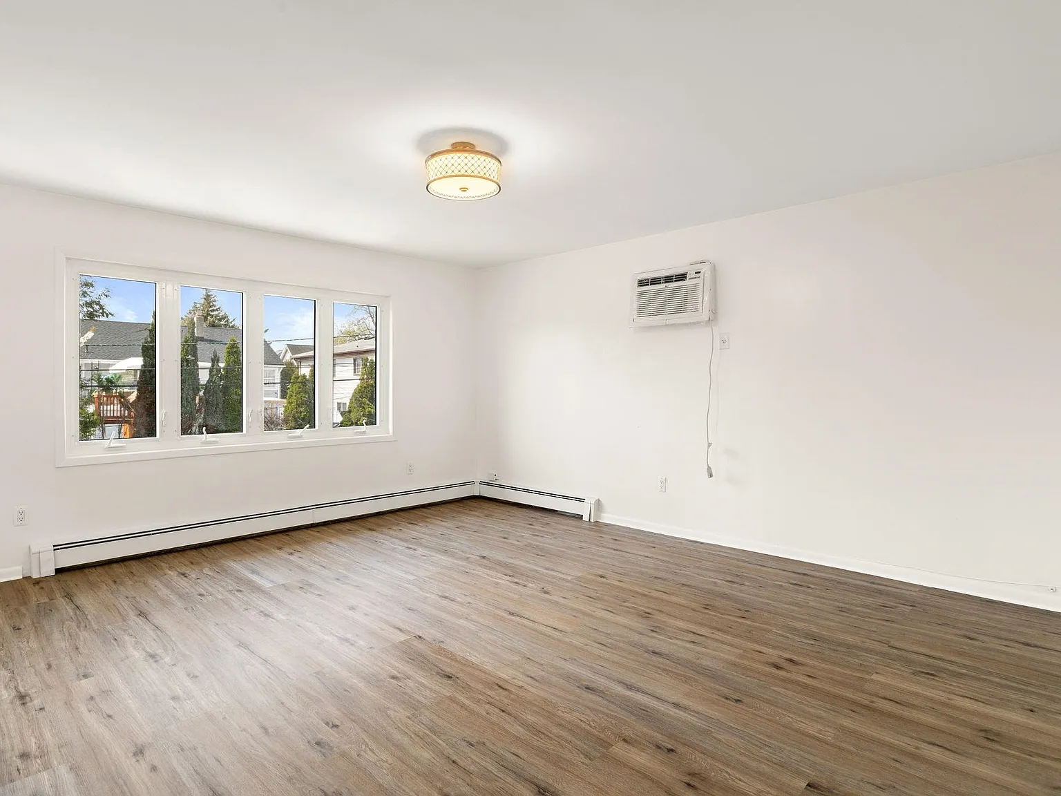 3 bed, 2.0 bath, 1400 sqft, $3,300 — Photo 2