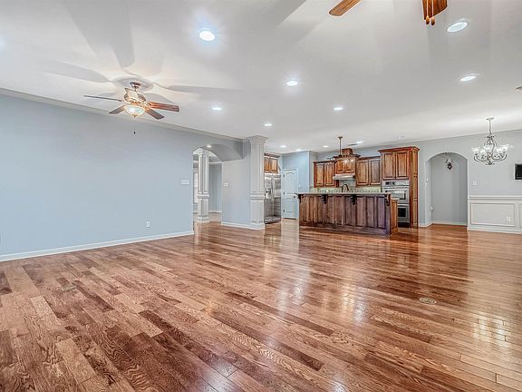 5th image of 44 Forest Valley Ln