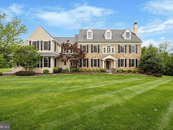 2nd image of 136 Waverly Cir