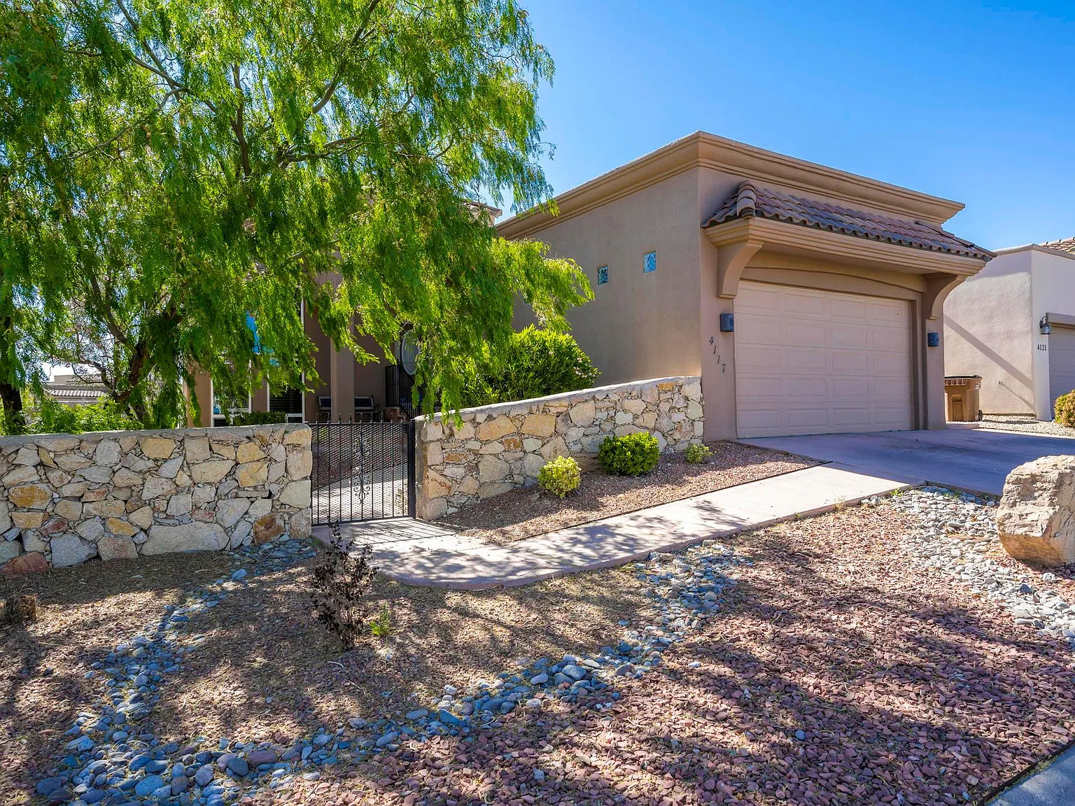 3 bed, 2.5 bath, 2373 sqft, $2,395 — Photo 3
