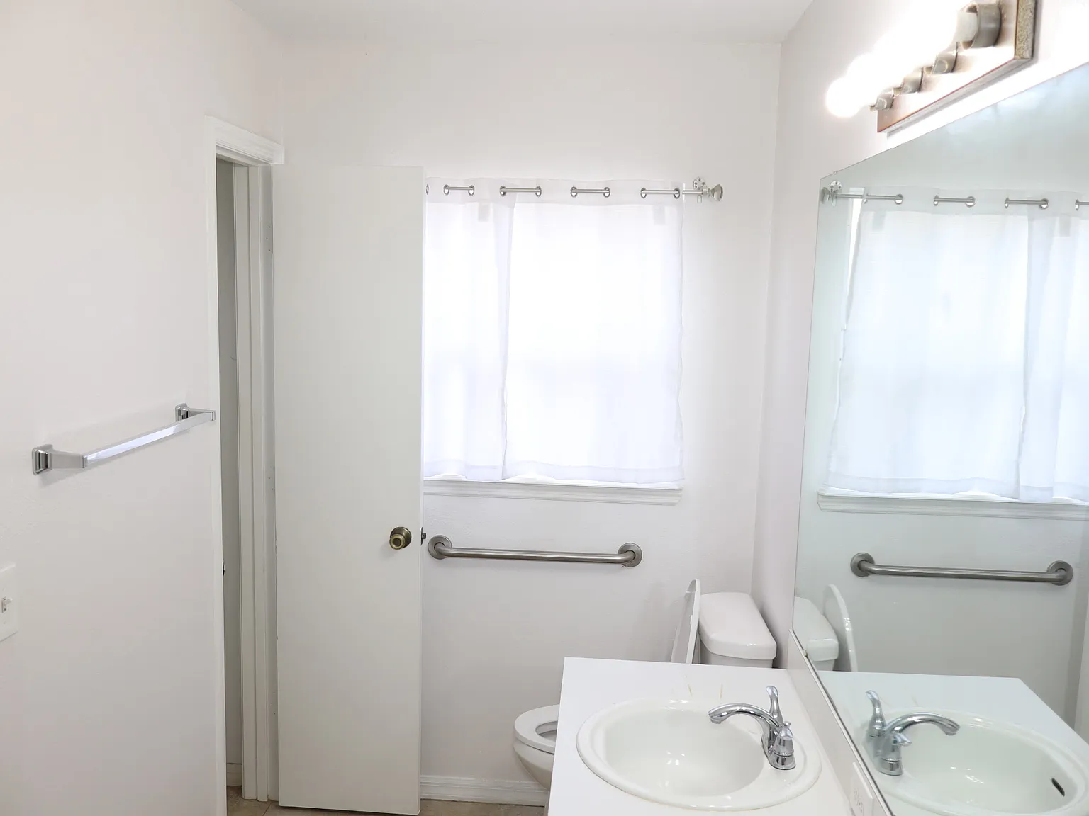 3 bed, 1131 sqft, $1,650 — Photo 2