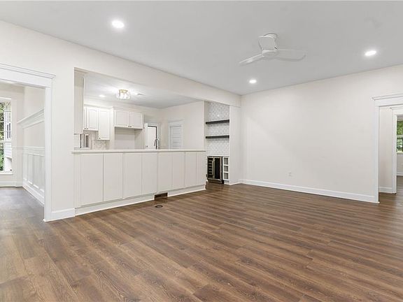 4th image of 100 Worchester Dr