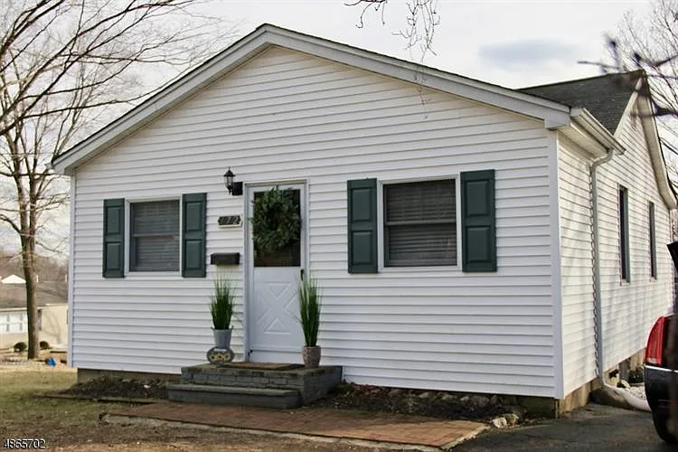 372 Halsey Rd photo 1