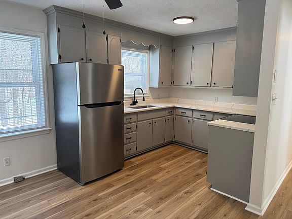 3rd image of 909 Meadow Ln