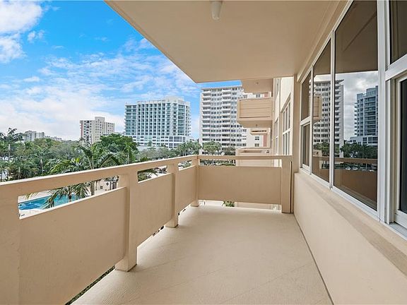 4th image of 3333 NE 34th St APT 420
