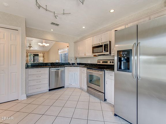 3rd image of 120 Limewood Pl Unit 6