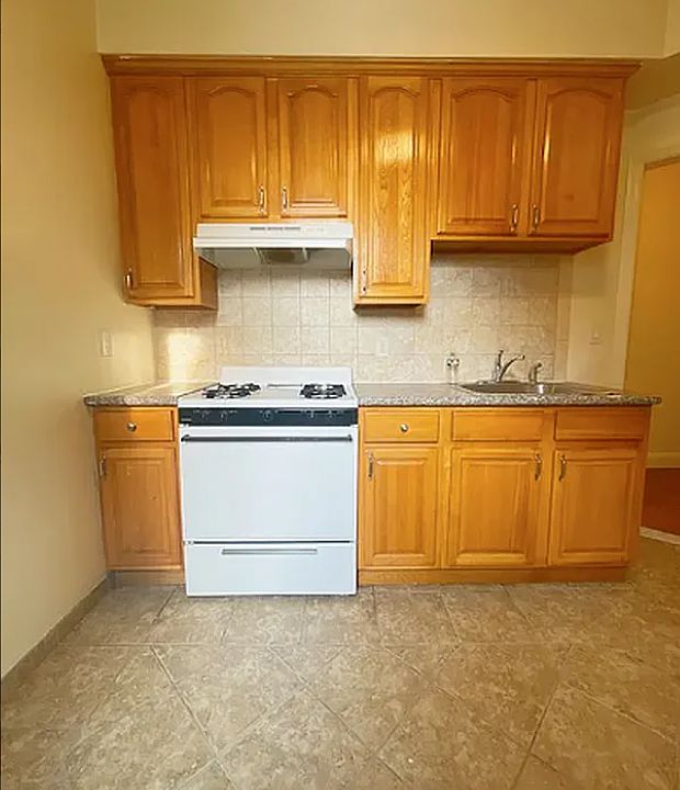 1st image of 1366 E 3rd St #1