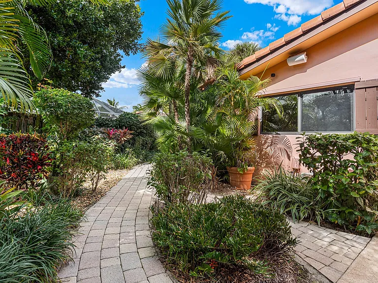 708 NW 6th Dr — Photo 8