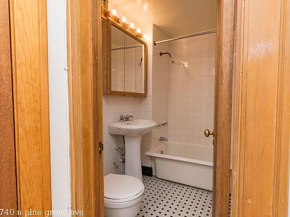 3rd image of 2740 N Pine Grove Ave #1028