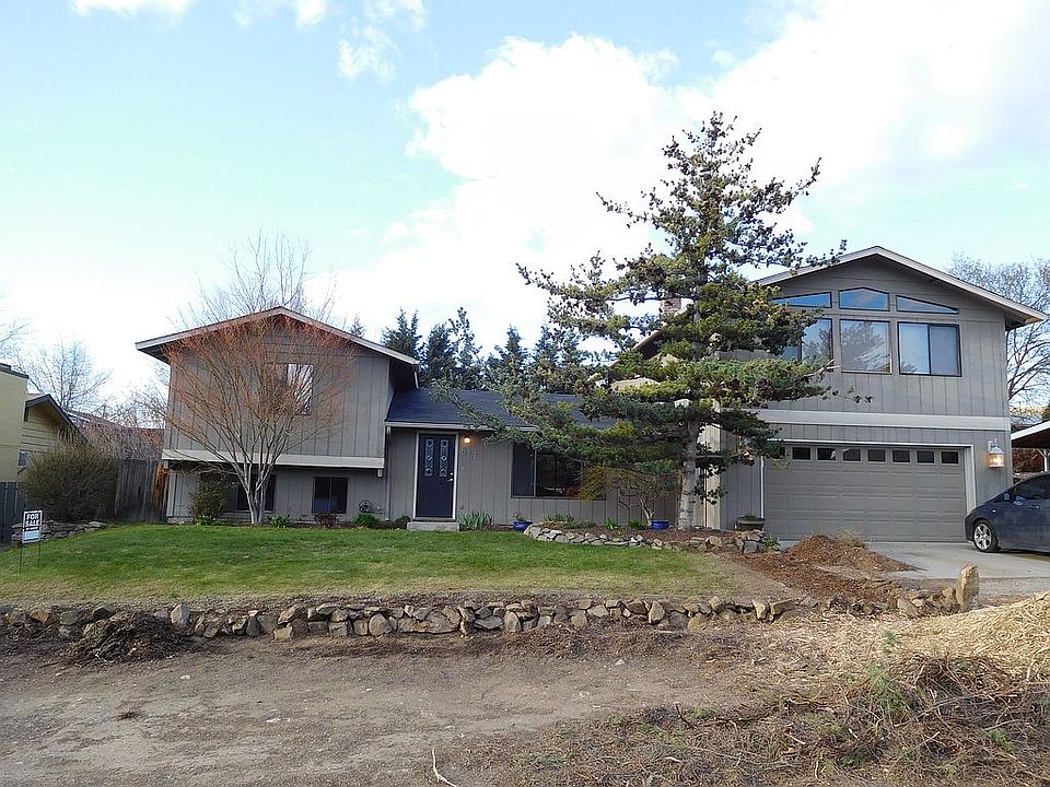 1st image of 817 NE Ella St
