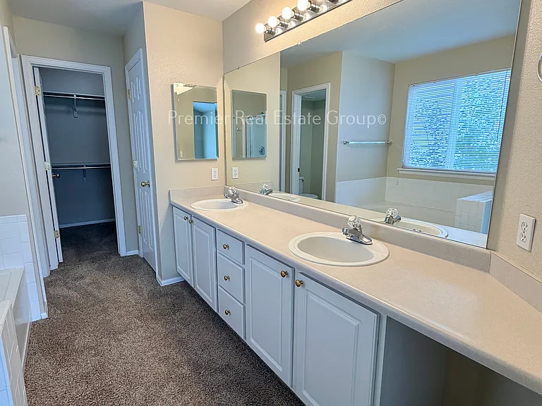 5831 Instone Cir — Photo 17